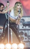 Miley Cyrus gjennomgår stemmebåndkirurgi etter å ha håndtert betennelse i mandlene