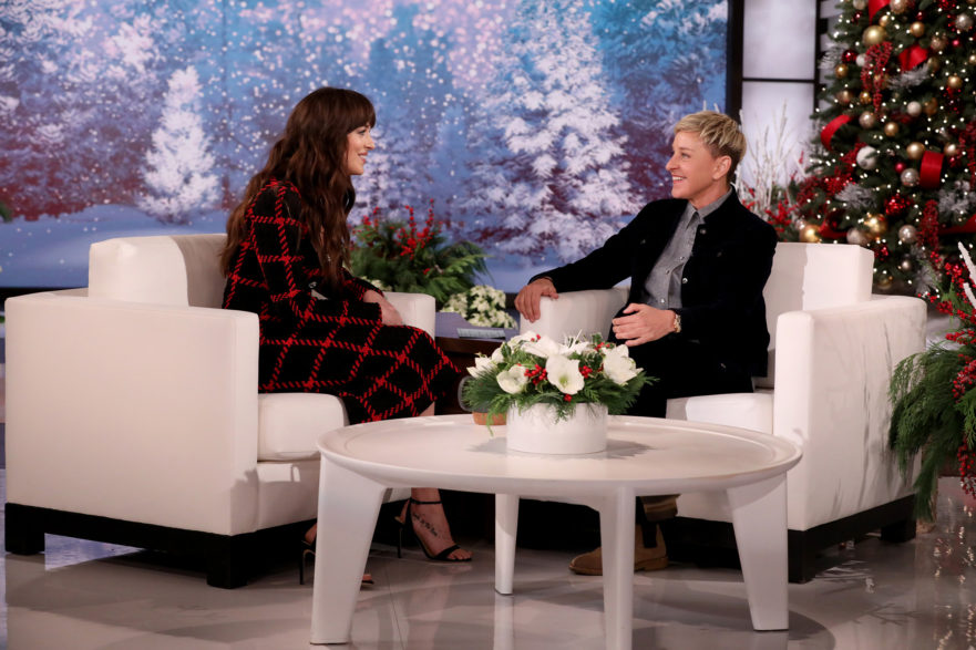 På dette bildet utgitt av Warner Bros., er talkshowverten Ellen DeGeneres sett under en innspilling av "The Ellen DeGeneres Show" på partiet Warner Bros. i Burbank, California (Foto av Michael Rozman / Warner Bros.)